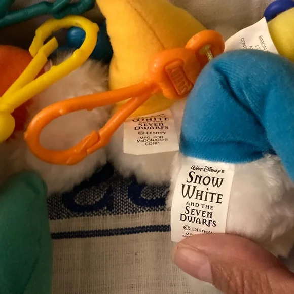 VINTAGE SNOW WHITE AND THE SEVEN DWARFS PLUSH Keychain Set - - Picture 3 of 7